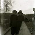 Två pigor från gården fotograferade vid Rävvåla Hytta.